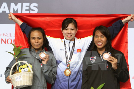 Ánh Viên (giữa) giành HCV tại SEA Games 29.
