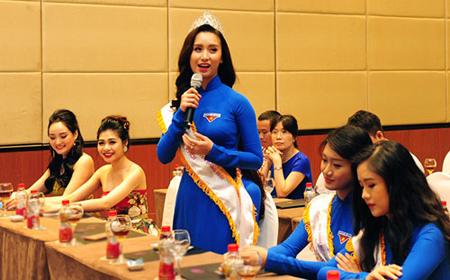 Hoa khôi cuộc thi Nữ sinh viên Việt Nam duyên dáng 2016 Đặng Thị Thu Hồng chia sẻ tại lễ phát động.