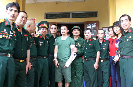Cựu chiến binh Phạm Xuân Thanh trong vòng tay những người đồng đội năm xưa.