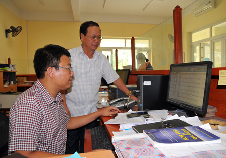 Cán bộ Chi cục Thuế huyện Lục Yên trao đổi về công tác kiểm tra thuế.