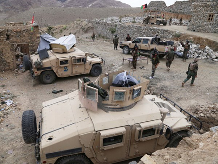 Binh sỹ Afghanistan tuần tra tại huyện Achin, nơi các binh sỹ Mỹ và Afghanistan đang sát cánh trong cuộc chiến chống phiến quân IS.