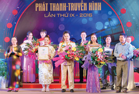 Lãnh đạo Đảng ủy Khối các cơ quan tỉnh và Đài PT-TH tỉnh tặng hoa các thí sinh đoạt giải Liên hoan Tiếng hát PT-TH Yên Bái lần thứ IX - năm 2016.