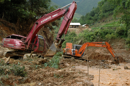 Thực hiện xử lý sạt lở đường trên địa bàn do Công ty cổ phần Xây dựng đường bộ I phụ trách.