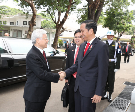 Tổng thống Indonesia Joko Widodo (phải) đón Tổng Bí thư Nguyễn Phú Trọng.