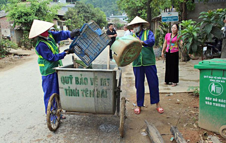 Tổ tự quản thu gom rác sinh hoạt tại thôn Đêu 3, xã Nghĩa An, thị xã Nghĩa Lộ. (Ảnh: Văn Bắc)