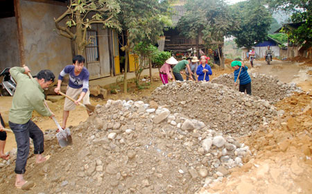 Nguồn vốn tín dụng chính sách góp phần quan trọng thực hiện mục tiêu xoá đói giảm nghèo, tạo việc làm, bảo đảm an sinh xã hội, xây dựng nông thôn mới. (Trong ảnh: Người dân xã An Lương, huyện Văn Chấn làm đường giao thông nông thôn).