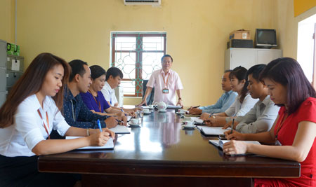 Đồng chí Nguyễn Ngọc Sơn - Phó Giám đốc Sở Tư pháp, kiêm Giám đốc Trung tâm Trợ giúp pháp lý Nhà nước tỉnh chủ trì cuộc họp giao ban hàng tháng tại Trung tâm. (Ảnh: Thanh Hương)