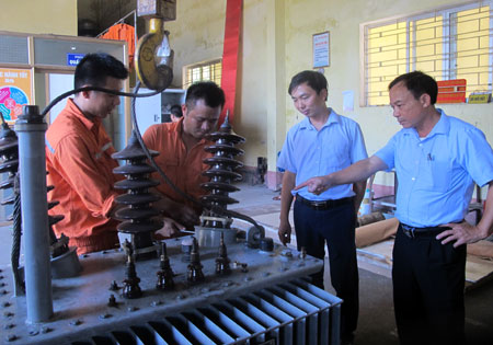 Anh Phạm Văn Quang - Phó Quản đốc Phân xưởng Sửa chữa và Thí nghiệm điện (thứ hai bên phải) cùng các đồng nghiệp đang trao đổi chuyên môn tại phân xưởng.