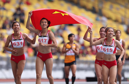 Chinh (số đeo 617) và đội điền kinh tiếp sức nữ 4x100m giành HCV tại SEA Games 29.