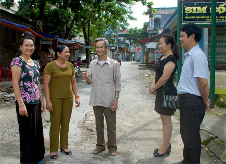 Ông Trần Huấn (giữa) luôn dành thời gian trò chuyện, thăm hỏi bà con nhân dân khu phố.