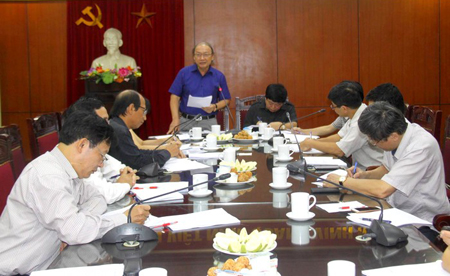Đồng chí Võ Văn Phuông phát biểu tại cuộc họp.