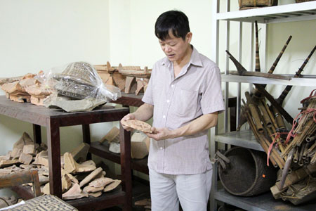 Ông Lý Kim Khoa đã gắn bó gần nửa đời công tác bên những hiện vật của lịch sử.