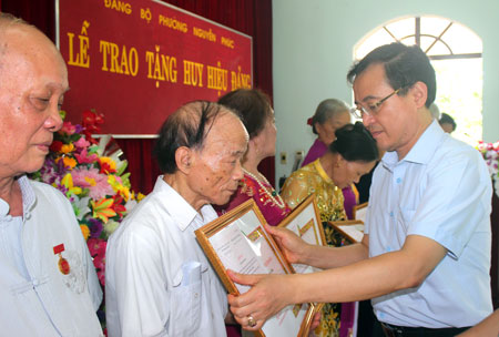 Lãnh đạo Thành ủy Yên Bái trao huy hiệu Đảng cho đảng viên.
