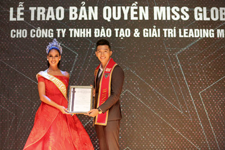 Hoa hậu toàn cầu 2017 Barbara Vitorelli trao bản quyền tham dự cuộc thi Miss Global cho siêu mẫu Ngọc Tình, đại diện của Leading Media Việt Nam.