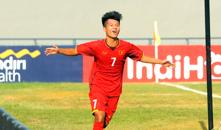 Văn Chung ăn mừng sau khi ghi bàn cho U16 Việt Nam.