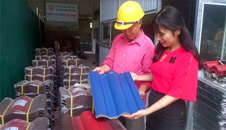 Giám đốc Công ty Nasaki Việt Nam Nguyễn Thị Khuyên giới thiệu sản phẩm ngói màu cao cấp.