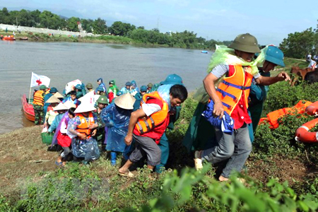 Ban chỉ huy phòng chống thiên tai xã Thủy Xuân Tiên, huyện Chương Mỹ, Hà Nội tổ chức di dân đến nơi an toàn.