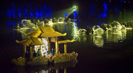 “Tinh hoa Bắc bộ” là show diễn có sân khấu mặt nước lớn nhất Việt Nam.