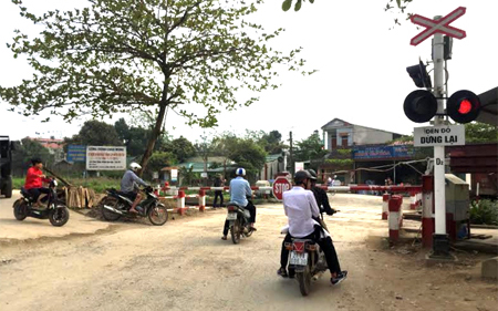Một điểm giao cắt với đường sắt có gác chắn tại địa phận xã An Bình, huyện Văn Yên.