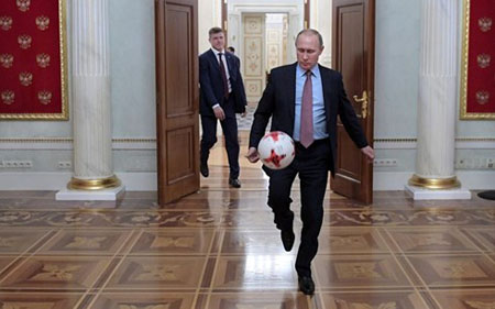 Tổng thống Nga Putin cùng trái bóng World Cup 2018.