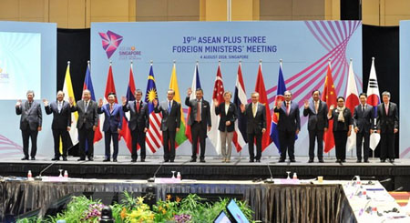 Phó Thủ tướng, Bộ trưởng Ngoại giao Phạm Bình Minh (thứ tư, từ bên trái) dẫn đầu đoàn Việt Nam tham dự Hội nghị.