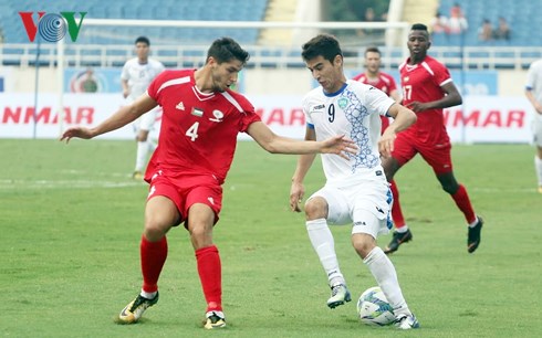 Olympic Uzbekistan (áo trắng) thua Olympic Palestine vì sai lầm của thủ môn.