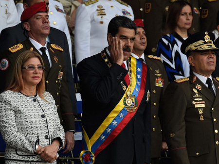 Tổng thống Venezuela Nicolas Maduro thoát âm mưu ám sát khi đang phát biểu.