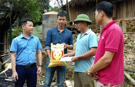 Trung tâm Điều hành đường cao tốc Nội Bài – Lào Cai tặng quà cho nhân dân bị thiệt hại bởi mưa lũ ở xã Mỏ Vàng, huyện Văn Yên.