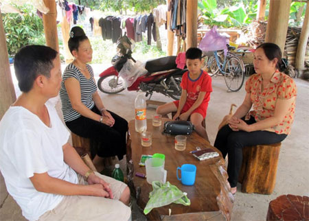 Chị Hà Thị Vân (bên phải) thường xuyên gặp gỡ tuyên truyền, động viên các bệnh nhân nhiễm H trên địa bàn.