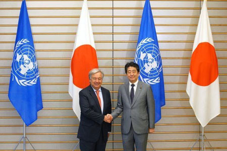 Thủ tướng Nhật Bản Shinzo Abe (phải) và Tổng Thư ký Liên hợp quốc Antonio Guterres.