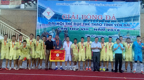 Ban tổ chức giải bóng đá Đại hội TDTT tỉnh lần thứ VIII, năm 2018  trao huy chương vàng và cờ lưu niệm cho thành phố Yên Bái.