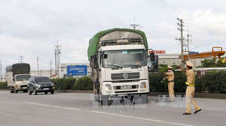 Lực lượng cảnh sát giao thông tỉnh Hải Dương tiến hành xử lý phương tiện vi phạm trên QL5.
