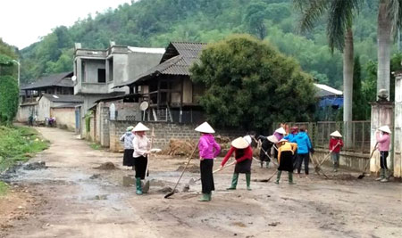 Hội viên phụ nữ xã Nghĩa An tham gia vệ sinh môi trường.