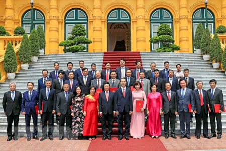 Chủ tịch nước Trần Đại Quang chụp ảnh chung với các đại sứ, trưởng đại diện cơ quan ngoại giao Việt Nam ở nước ngoài.