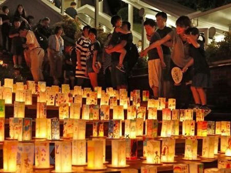 Người dân Nhật Bản thắp 3.500 ngọn nến cầu nguyện cho các nạn nhân tại lễ tưởng niệm 73 năm ngày Mỹ ném bom nguyên tử xuống Nagasaki.