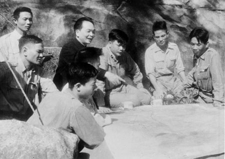 Bộ chỉ huy chiến dịch dưới sự chỉ đạo trực tiếp của Đại tướng Võ Nguyên Giáp đang bàn kế hoạch tác chiến cho từng trận đánh.