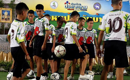 Thành viên đội bóng nhí Thái Lan đang chơi bóng tại buổi họp báo hôm 18-7.