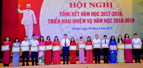 Đồng chí Nguyễn Chiến Thắng - Phó Chủ tịch UBND tỉnh tặng bằng khen cho các cá nhân có thành tích xuất sắc trong thực hiện nhiệm vụ năm học 2017 - 2018