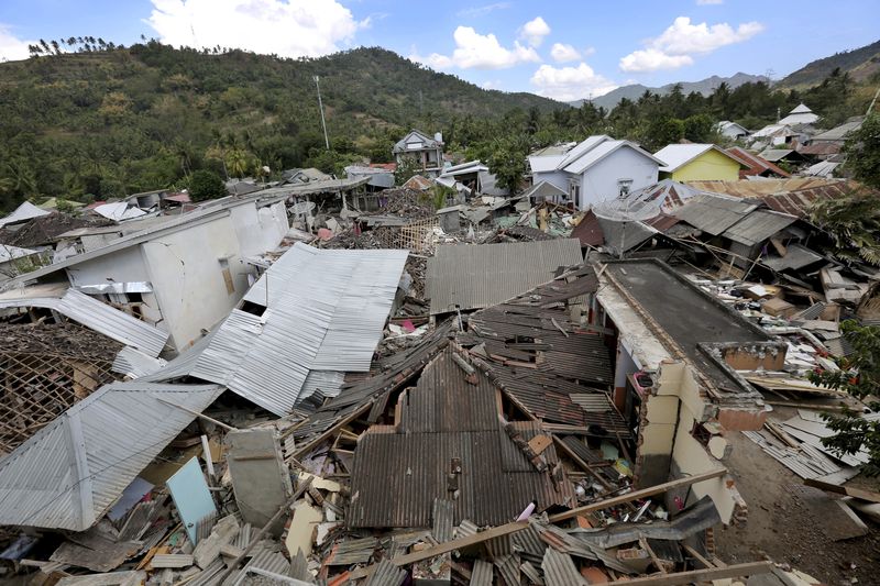 Nhiều ngôi nhà đổ sập trong trận động đất ngày 5-8.