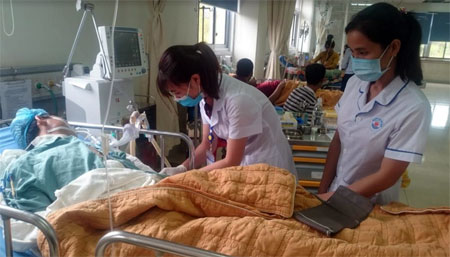 Nhân viên y tế Bệnh viện Đa khoa tỉnh chăm sóc bệnh nhân điều trị tại Khoa Hồi sức - Chống độc.