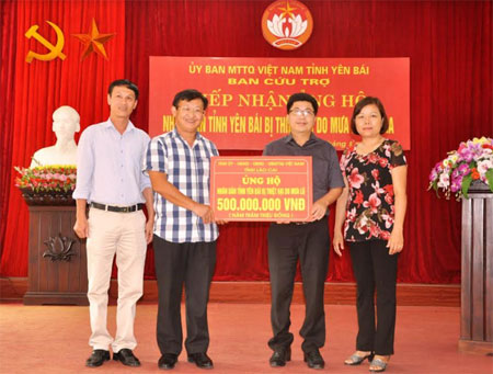 Đồng chí Giàng Seo Vần  - Ủy viên Ban Thường vụ Tỉnh ủy, Chủ tịch Ủy ban Mặt trận Tổ quốc tỉnh Lào Cai trao hỗ trợ cho tỉnh Yên Bái.