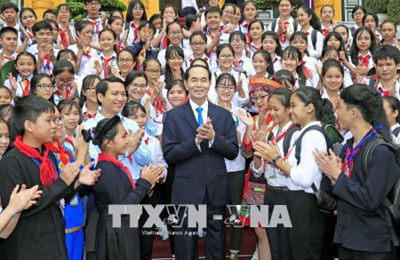 Chủ tịch nước Trần Đại Quang với các đại biểu là Chỉ huy Đội giỏi.