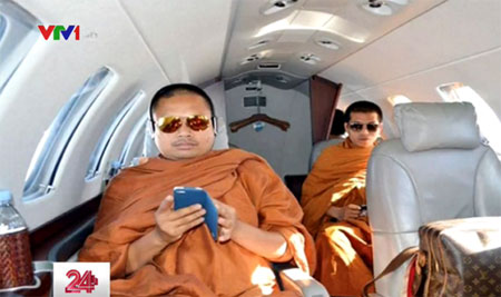 Hình ảnh Wiraphon Sukphon (ngồi trước) đeo kính râm, xách túi Louis Vuitton, ngồi trên máy bay tư nhân gây xôn xao dư luận.
