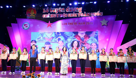 Trưởng ban Dân vận Trung ương Trương Thị Mai và Bí thư thứ nhất Trung ương Đoàn Lê Quốc Phong trao Bằng khen cho 30 chỉ huy Đội giỏi có thành tích xuất sắc tại Liên hoan.