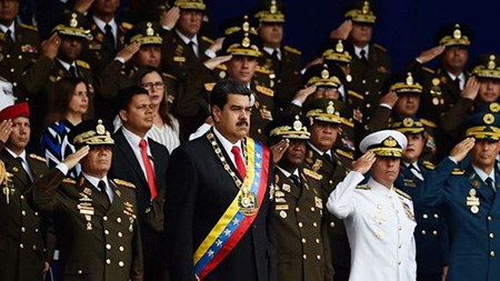 Vụ nổ ám sát xảy ra khi Tổng thống Venezuela Nicolas Maduro (giữa) đang phát biểu.