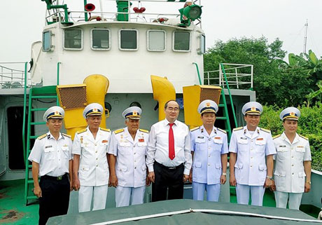 Đồng chí Nguyễn Thiện Nhân và các tướng lĩnh hải quân tham quan Bảo vật Quốc gia tàu HQ-671.