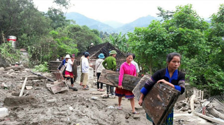Chi hội Phụ nữ bản Có Mông, xã Nậm Có, huyện Mù Cang Chải giúp nhau sửa chữa nhà cửa sau mưa lũ.