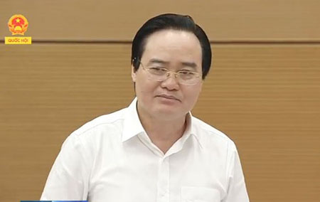 Bộ trưởng Phùng Xuân Nhạ trả lời câu hỏi của đại biểu.