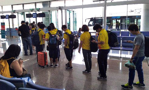 Toàn đội bước ra máy bay để di chuyển sang Indonesia.