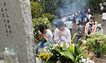 Người thân các nạn nhân tưởng niệm trên núi Osutaka, tỉnh Gunma, Nhật Bản hôm 12/8.